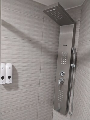 Doccia, asciugamani, sapone, shampoo