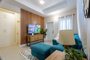 Smart TV, books, stereo - Luxury home in Jamaica (Lucea)