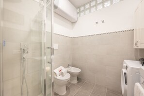 Apartament Comfort, 1 dormitori | Bany | Dutxa, capçal de dutxa tipus cascada i articles de tocador gratuïts 