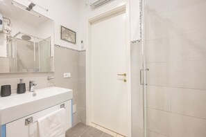Comfort-Apartment, 1 Schlafzimmer | Badezimmer | Dusche, Regendusche, kostenlose Toilettenartikel, Haartrockner