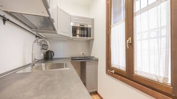 Apartemen Comfort, 1 kamar tidur | Dapur pribadi | Lemari es besar, microwave, kompor, dan ketel listrik