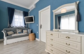 Smart TV, fireplace, stereo