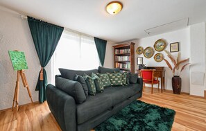 TV connectée, cheminée, chaîne hi-fi