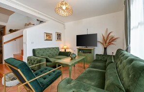 Smart TV, fireplace, stereo