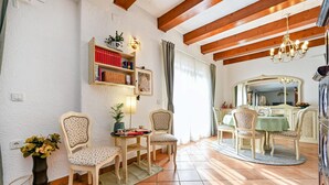 A dining area with a round table, chairs, and a chandelier. - Luxurious home in Vucetinec (Vucetinec)