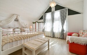 2 bedrooms, iron/ironing board, travel cot, free WiFi