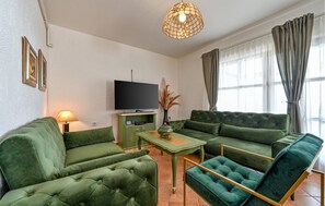 Smart-tv, eldstad och en stereo