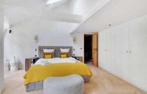 1 bedroom, iron/ironing board, travel cot, WiFi - A Refined 1-BR appartment in Saint-Germain (Paris)