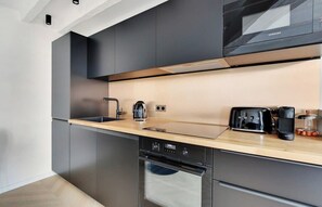 Frigorifero, microonde, forno, piano cottura