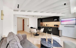 TV, offices - A Refined 1-BR appartment in Saint-Germain (Paris)