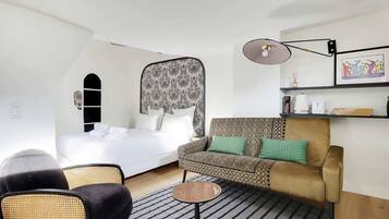 Tabla de planchar con plancha, cuna de viaje, wifi y ropa de cama