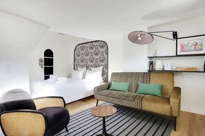 Tabla de planchar con plancha, cuna de viaje, wifi y ropa de cama