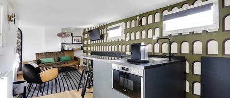 Refrigerador, cafetera y tetera, tostadora y utensilios de cocina