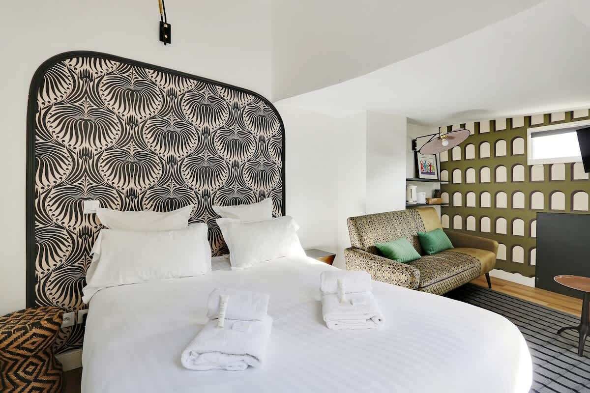 Tabla de planchar con plancha, cuna de viaje, wifi y ropa de cama 