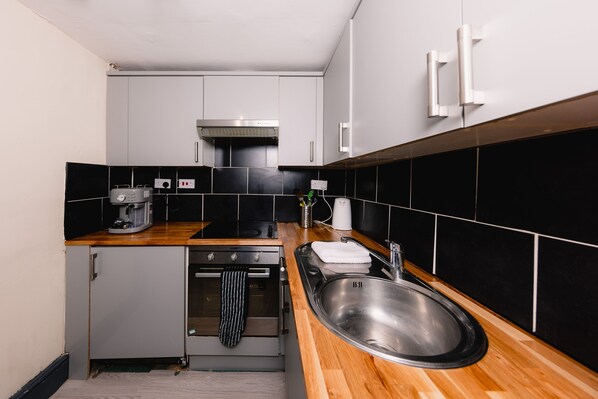 Kühlschrank, Mikrowelle, Ofen, Herdplatte