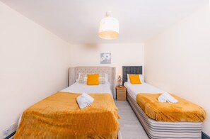 1 habitación, caja de seguridad en la habitación y escritorio 