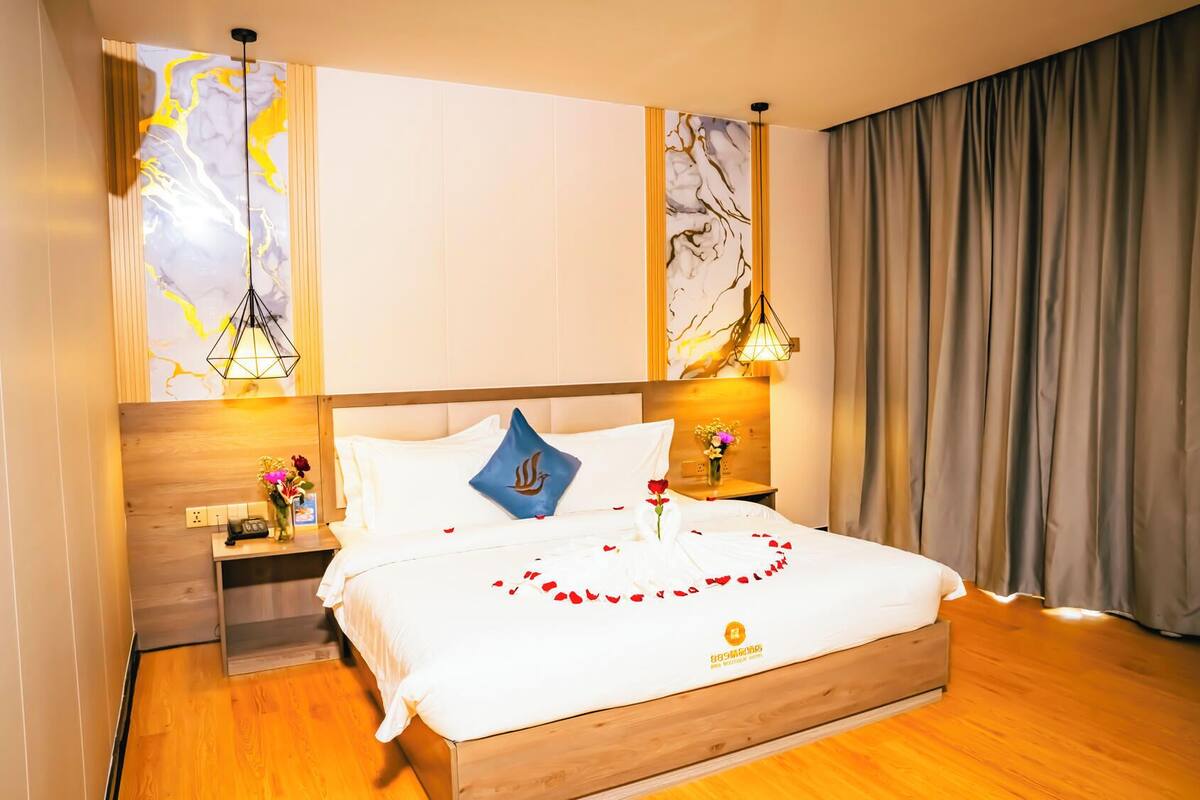 Deluxe Double Room, 1 Queen Bed, Non Smoking, Private Bathroom