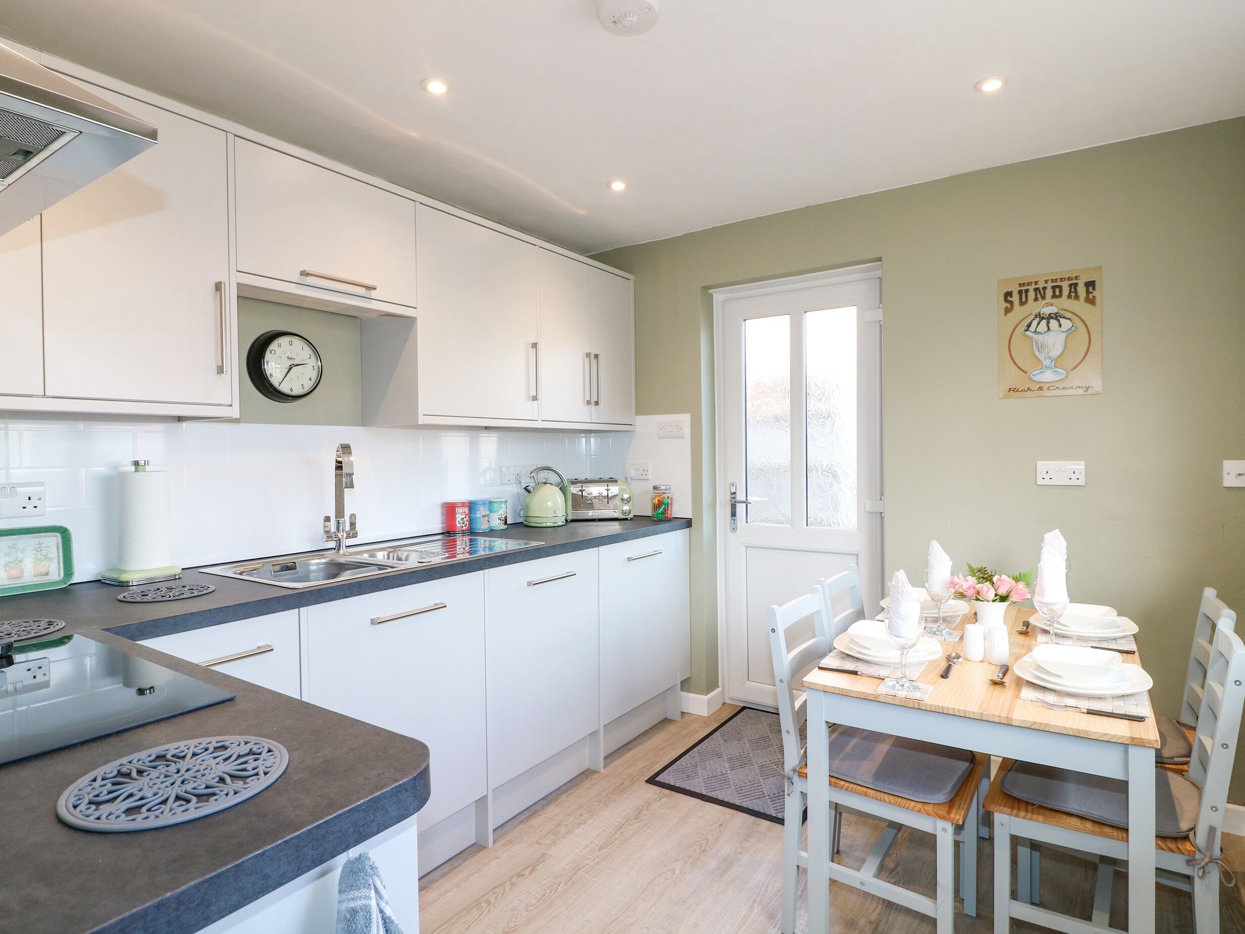 雪櫃、洗碗機、電熱水壺、多士爐