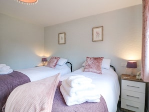 2 bedrooms, individually decorated, individually furnished, free WiFi - George's Place (Stoke-on-Trent)