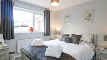 2 quartos, individualmente decorados, individualmente mobiliados