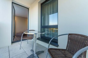 Outdoor dining - Stylish Apartment with Balcony | Close to the Beach and Parking (Międzyzdroje)