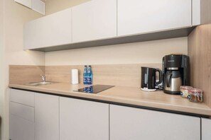 Fridge, stovetop, dishwasher, coffee/tea maker - Stylish Apartment with Balcony | Close to the Beach and Parking (Międzyzdroje)