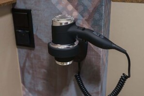 Regadera, secadora de cabello, toallas 