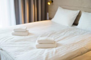 Tabla de planchar con plancha, wifi y ropa de cama 