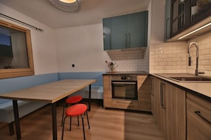 Refrigerador, horno, parrilla de estufa y lavavajillas 