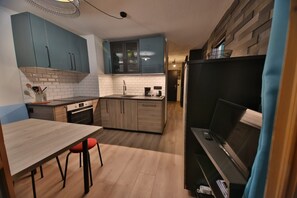 Kylskåp, ugn, spishäll och diskmaskin