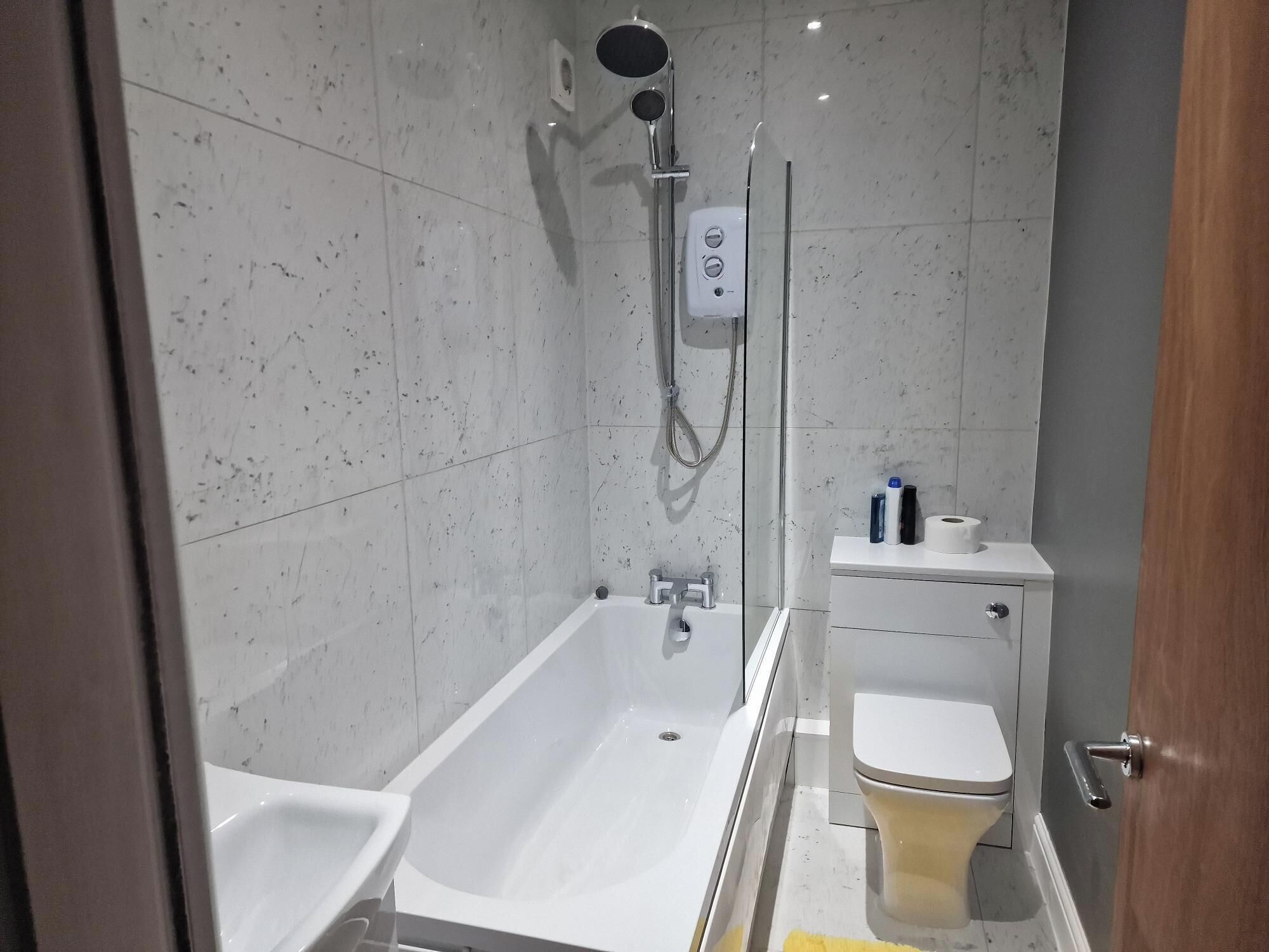 Appartement | Salle de bain | Ensemble douche/baignoire, baignoire relaxante profonde