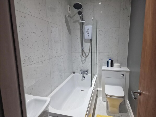 Departamento | Baño | Tina con regadera, tina profunda, toallas 