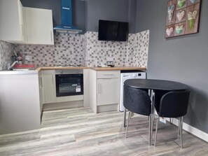 Apartment | Private kitchen | Fridge, microwave, oven, stovetop - Impeccable 3-bed Apartment in Bradford to Explore (Bradford)