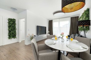 Dining - Fashionable Apartment | Close to the Beach, Parking, Balcony (Międzyzdroje)