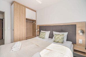 2 bedrooms, iron/ironing board, travel cot, WiFi - Stylish Apartment with Balcony | Close to the Beach, Parking (Międzyzdroje)