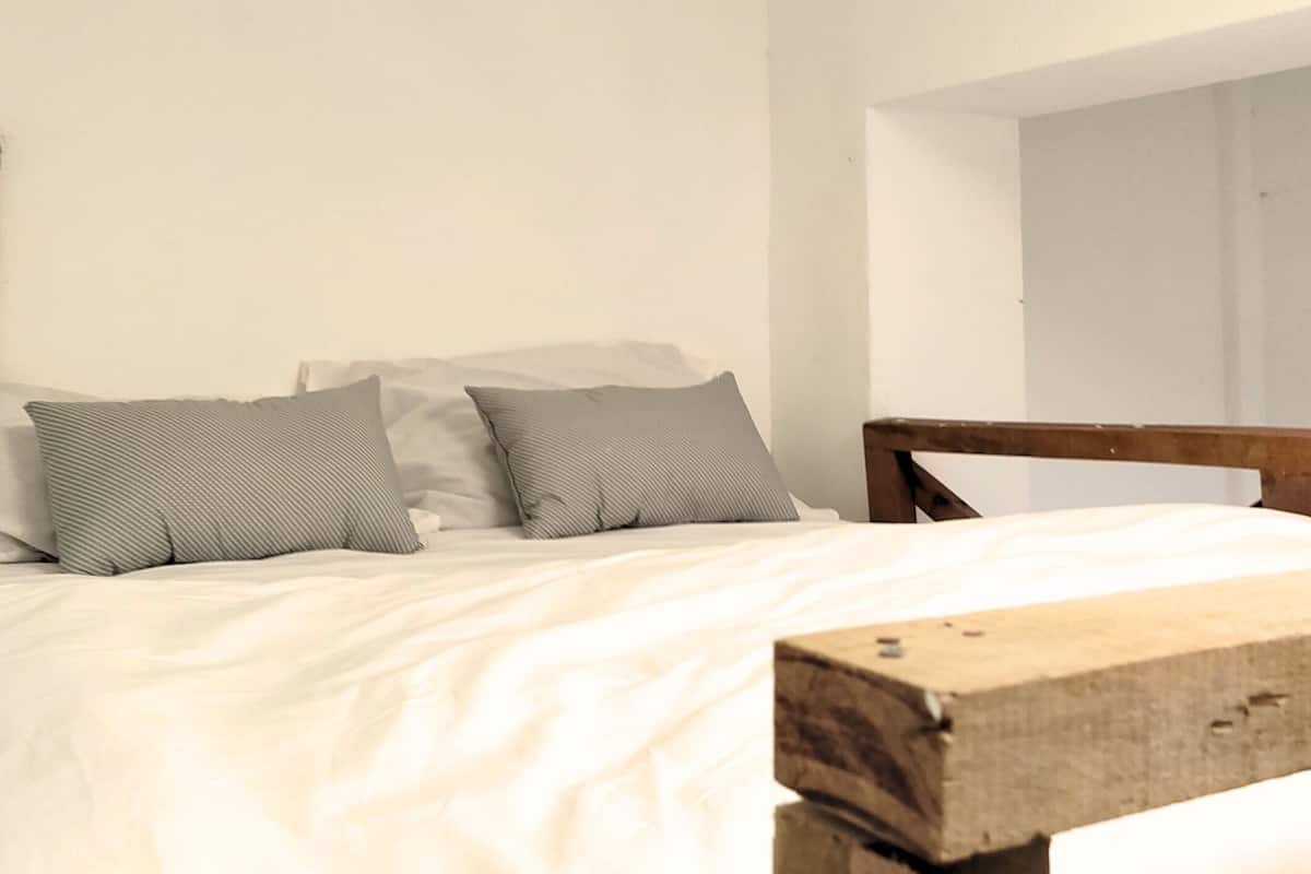 Basic-Zimmer, 1 Queen-Bett | Schallisolierte Zimmer, kostenloses WLAN, Bettwäsche