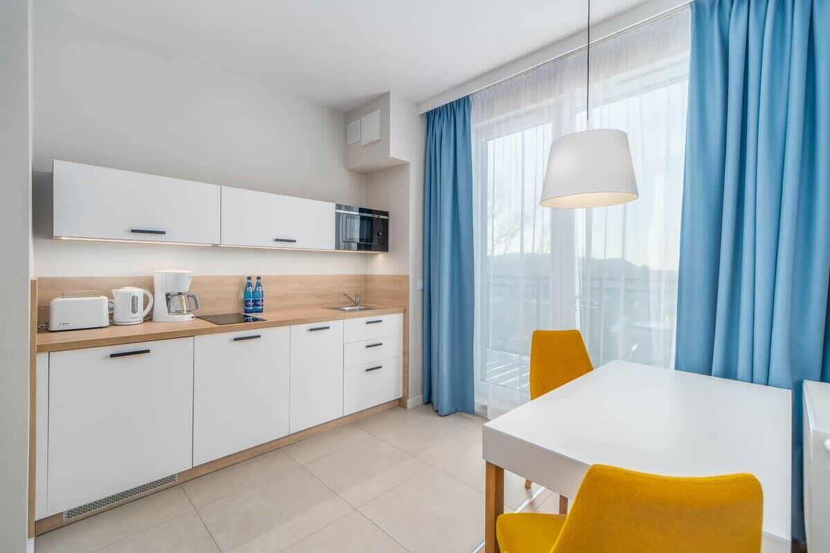 Kjøleskap, mikrobølgeovn, kokeplater og oppvaskmaskin