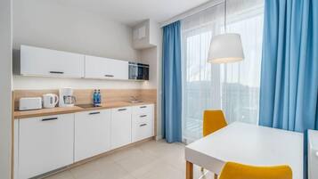 Kjøleskap, mikrobølgeovn, kokeplater og oppvaskmaskin