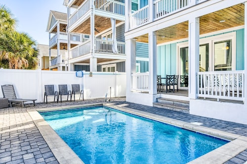 Beautiful 5 Bedroom, 6 1/2 Bath Dog Friendly Home w/Private Pool