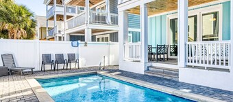 Beautiful 5 Bedroom, 6 1/2 Bath Dog Friendly Home w/Private Pool