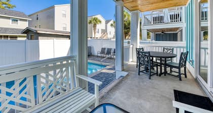 Beautiful 5 Bedroom, 6 1/2 Bath Dog Friendly Home w/Private Pool