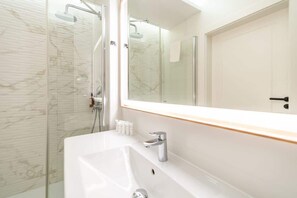 Shower, hair dryer, shampoo