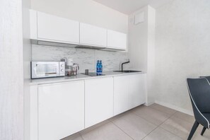 Refrigerador, microondas, parrilla de estufa y lavavajillas 