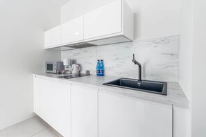 Frigorífico, microondas, placa de cocina y lavavajillas