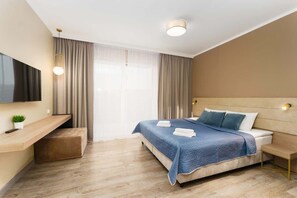 Een strijkplank/strijkijzer, reisbedje, wifi, beddengoed