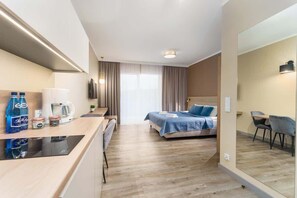 Een strijkplank/strijkijzer, reisbedje, wifi, beddengoed