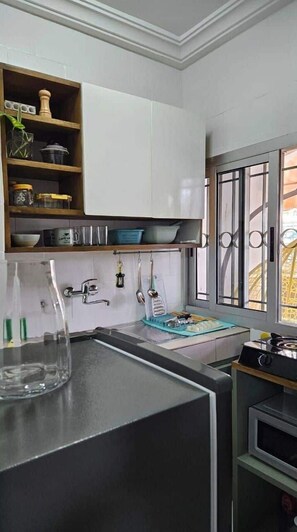 Fridge, microwave, coffee/tea maker, electric kettle - Les Résidences C-Irène (Abidjan)