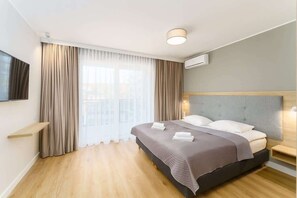 Tabla de planchar con plancha, wifi y ropa de cama 