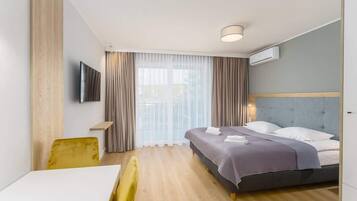 Een strijkplank/strijkijzer, wifi, beddengoed