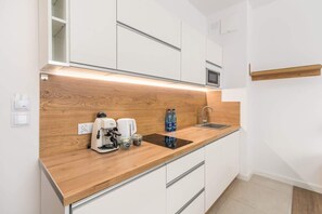 Frigorífic, microones, placa de cuina i rentaplats 